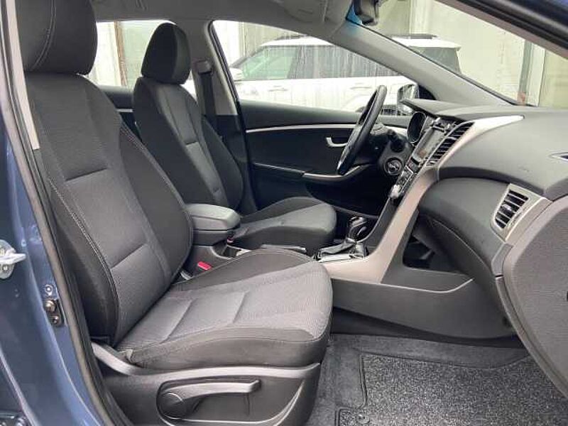 Hyundai i30 Trend blue Navi Kom-paket SHZ LenkradHZG Alarm Rückfahrkam. Temp Tel. -Vorb. PDC